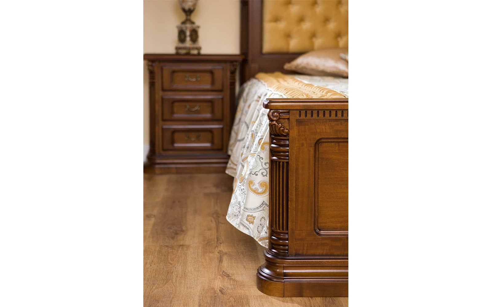 mobilier din lemn masiv