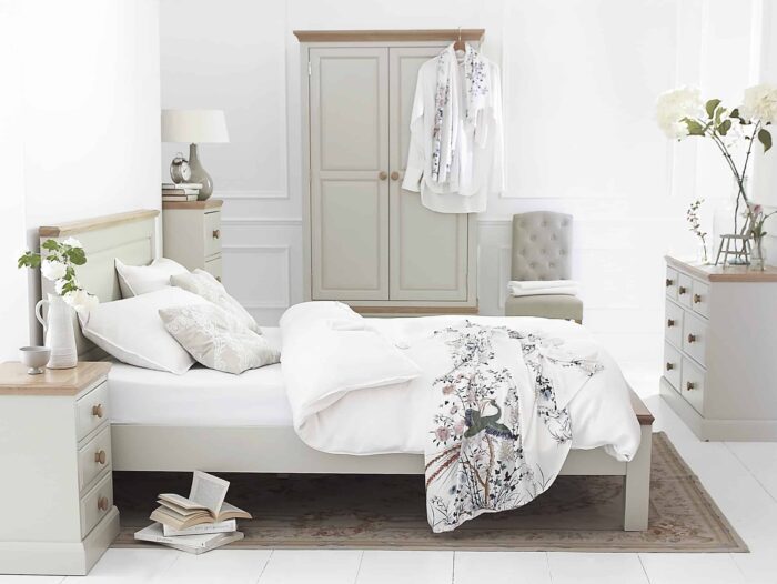 mobilier din lemn masiv