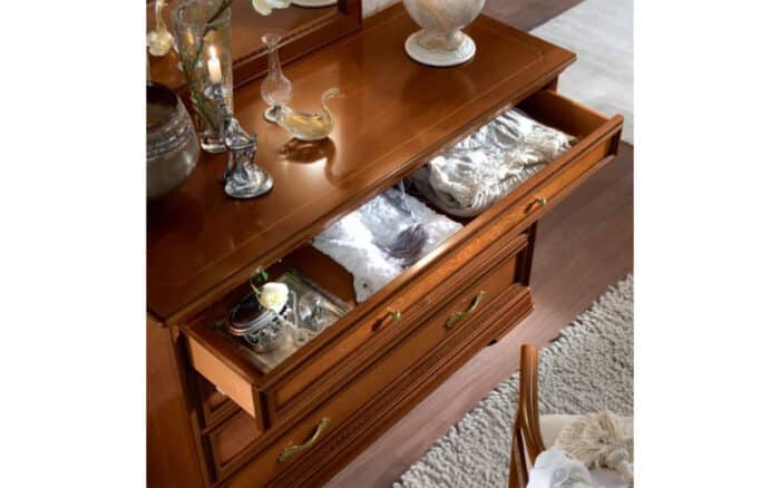 mobila de lemn masiv