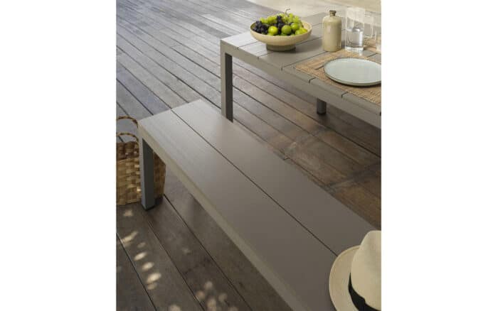 mobilier din lemn masiv