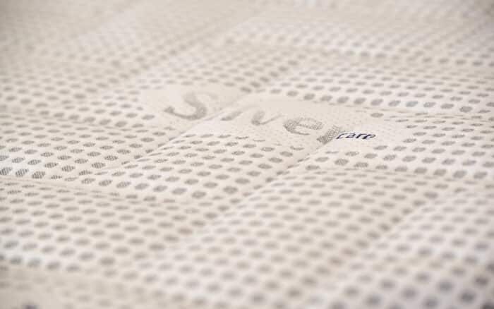 saltea cu spuma memorie silvercare, grosime 24 cm, husă cu ioni de argint, cu mânere, fermitate medie